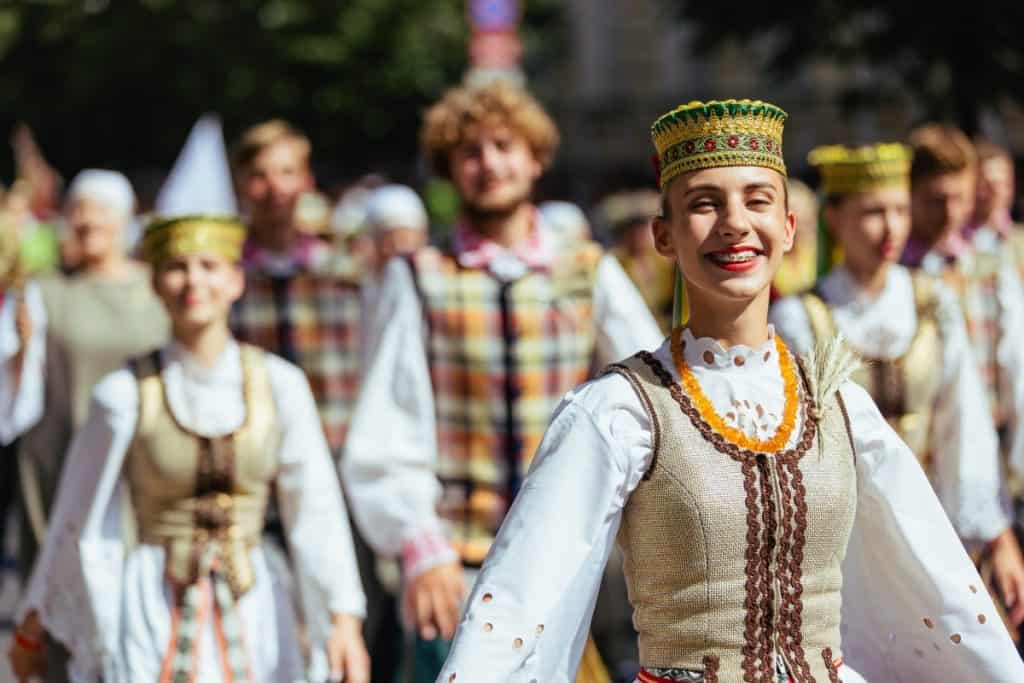 Najbizarniji običaji širom svijeta: Vjerovali ili ne, postoje!